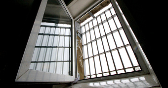 Мужчина с ломом украл у старушки баян и бензопилу 