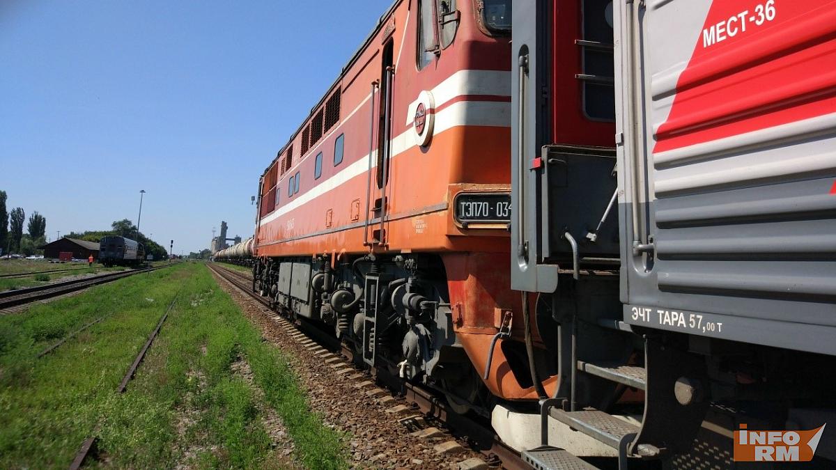 Два железнодорожника сливали топливо с тепловоза