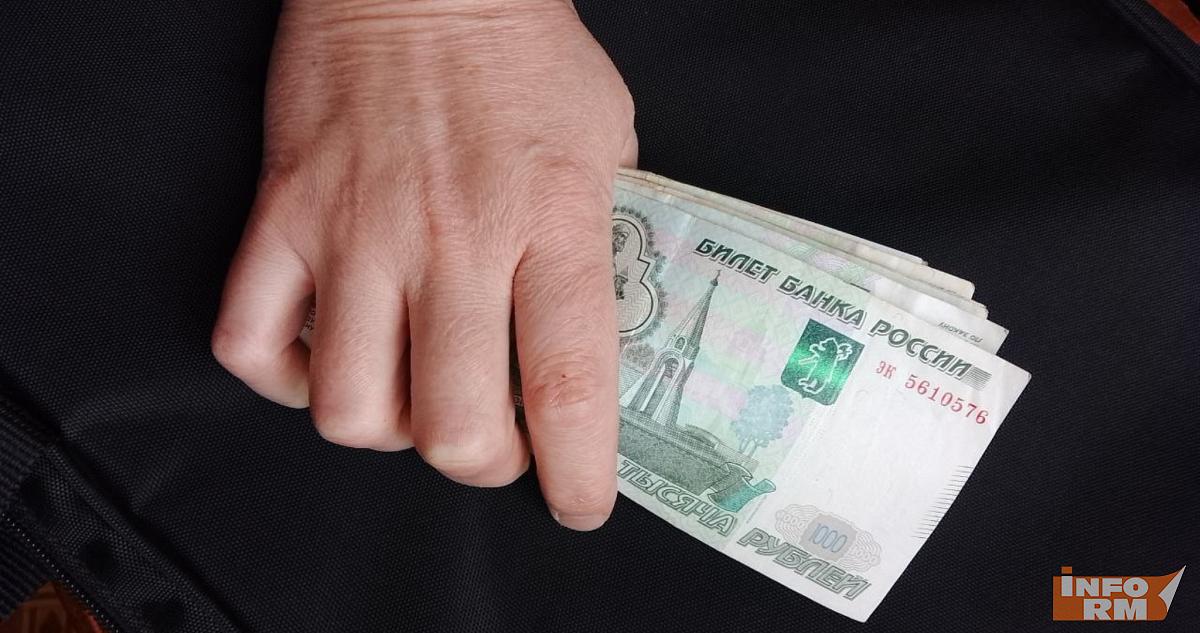 Чиновница требовала запретить обсуждать свою зарплату 