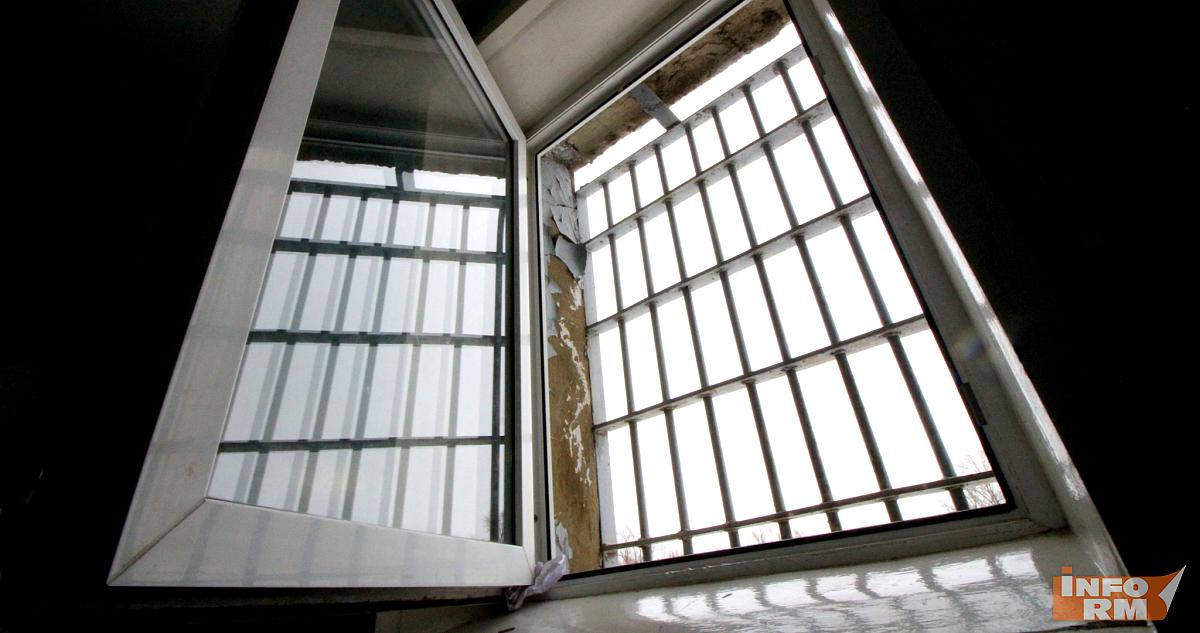 Мужчина с ломом украл у старушки баян и бензопилу 