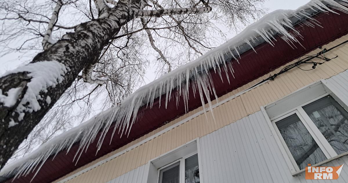 Что делать при падении снега или сосульки на машину: советы экспертов 
