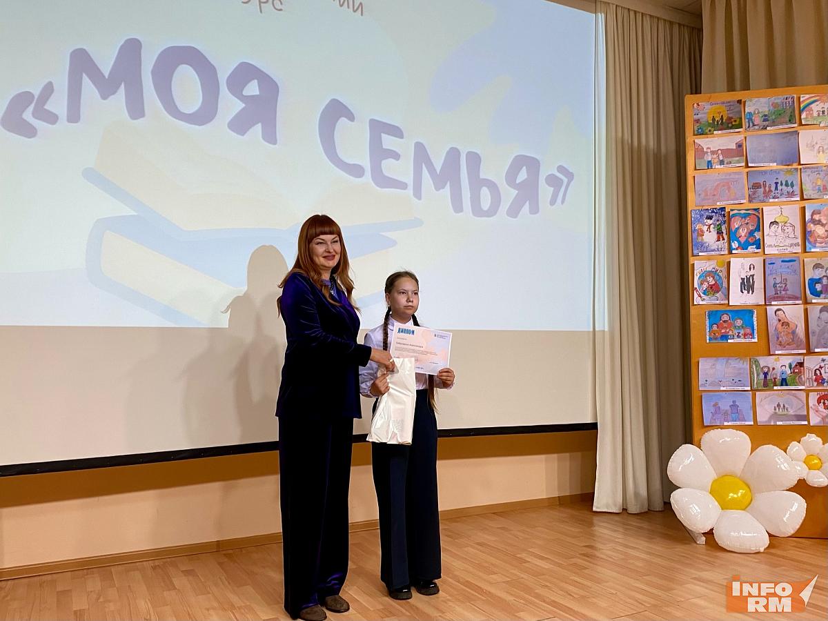 Ведущая 10 канала Лариса Саулина вручила призы победителям конкурса в Пушкинке