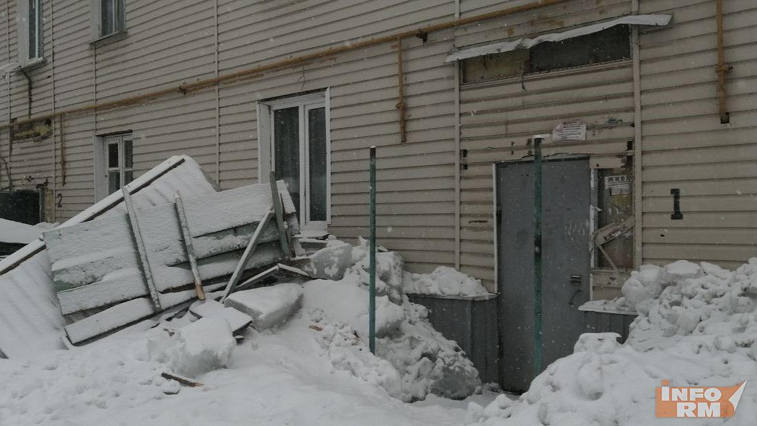 Жители Саранска из-за снега выбирались из дома через окна