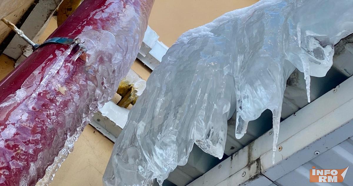 Из-за коммунальной аварии дом в Саранске превратился в глыбу льда 