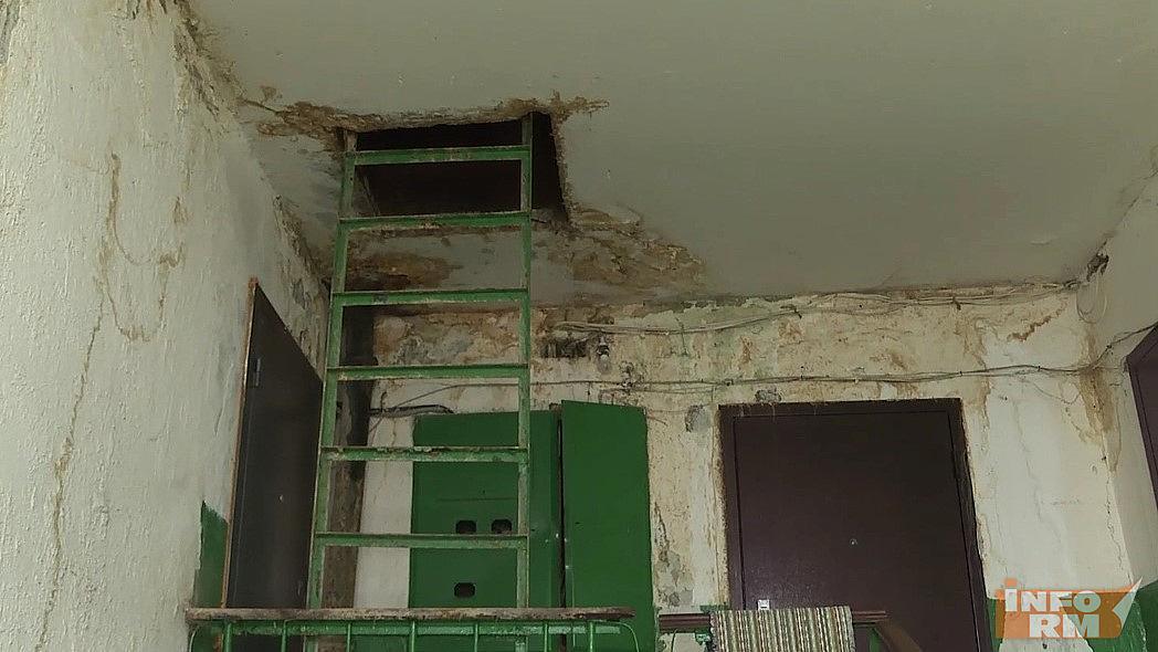 В Лямбире жители пятиэтажки страдают от плесени и протечек