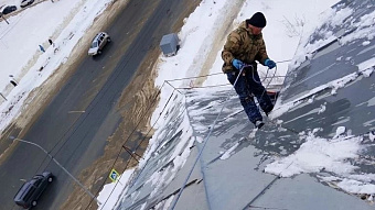 Жителей Саранска просят с пониманием отнестись к уборке крыш от снега