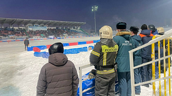 В Саранске за ледовыми баталиями следят сотрудники МЧС