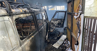 Внедорожник и двухквартирный дом загорелись в Мордовии 