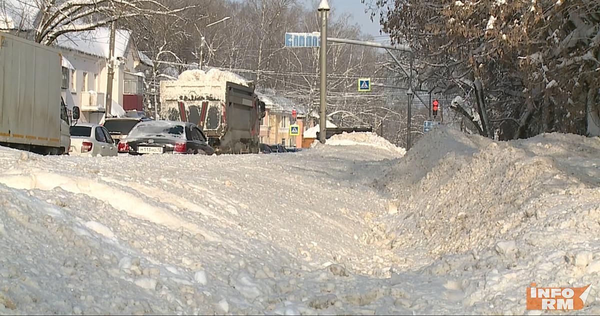 Сугробы по пояс: коммунальщики в Саранске завалили тротуары, которые чистили горожане