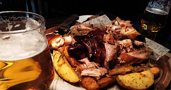 Россиянам посоветовали 23 февраля не устраивать застолий 