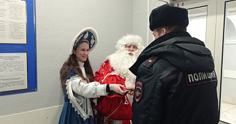 К полицейским в Мордовии пришёл ведомственный Дед Мороз 