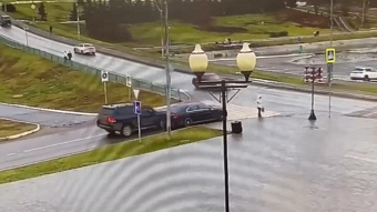 Камера в Саранске сняла «пьяную» аварию с «Лэнд Крузером» и «Мерседесом» 