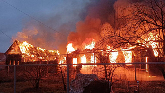 Пожар в Мордовии уничтожил жилой дом и стоящую рядом заброшку 