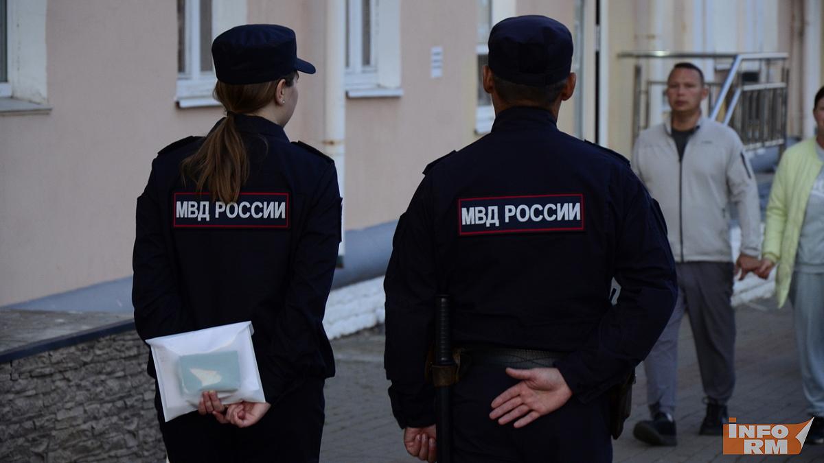 Полицейские в Саранске уговорили жительницу Саратовской области не переводить деньги мошенникам  Полицейские в Саранске уговорили жительницу Саратовской области не переводить деньги мошенникам
