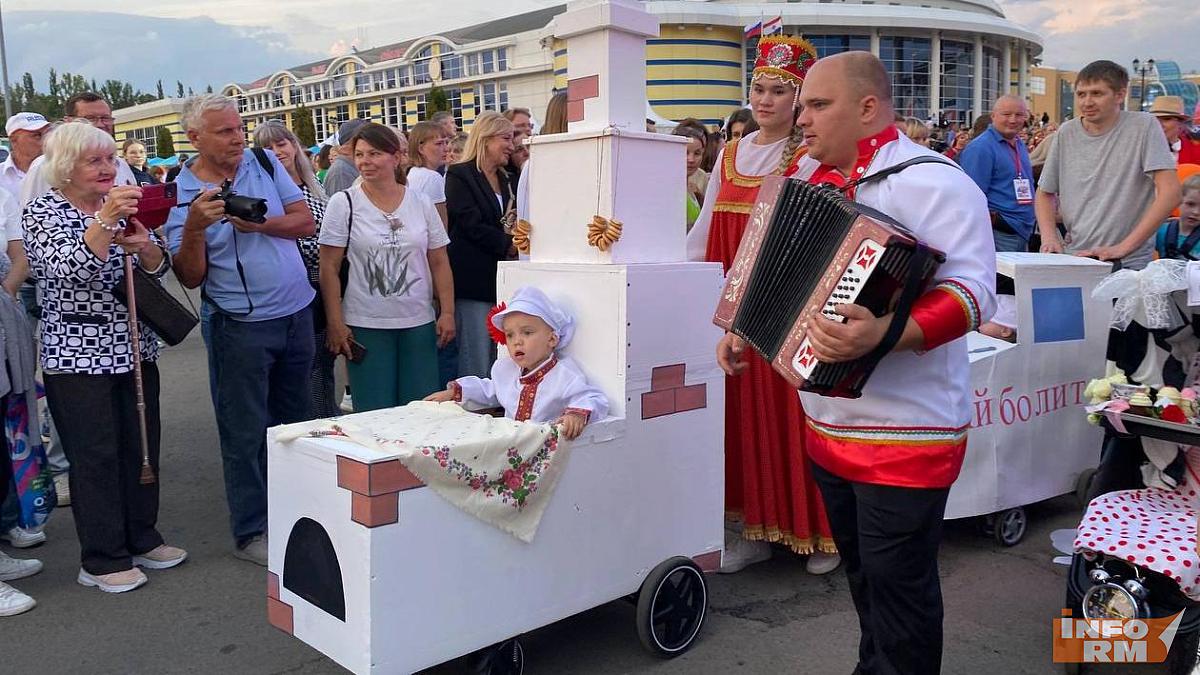 Изюминкой фестиваля в Саранске стали парады молодожёнов и детских колясок Изюминкой фестиваля в Саранске стали парады молодожёнов и детских колясок