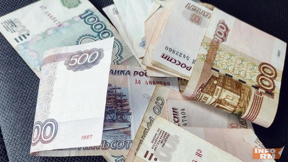 Почти каждый второй житель России раз в год находит деньги в куртке 