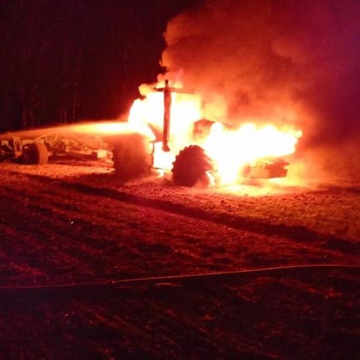 Трактор сгорел на поле в Мордовии