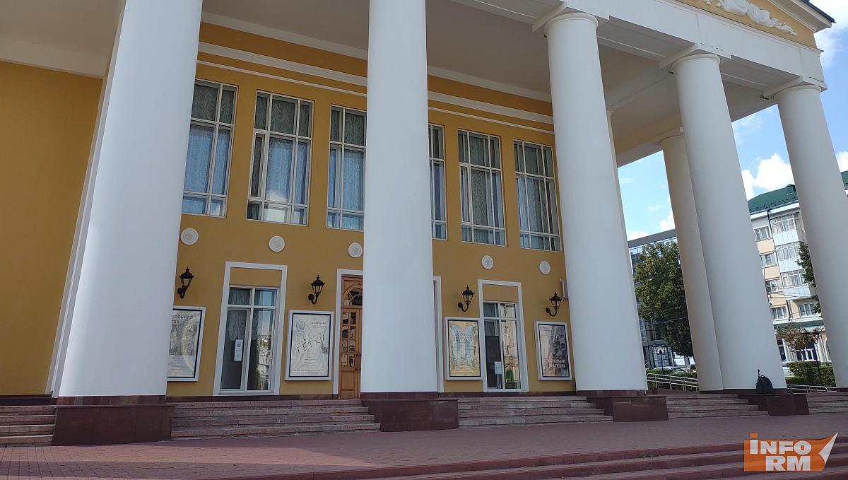 На Театральной площади Саранска временно запретят стоянку На Театральной площади Саранска временно запретят стоянку