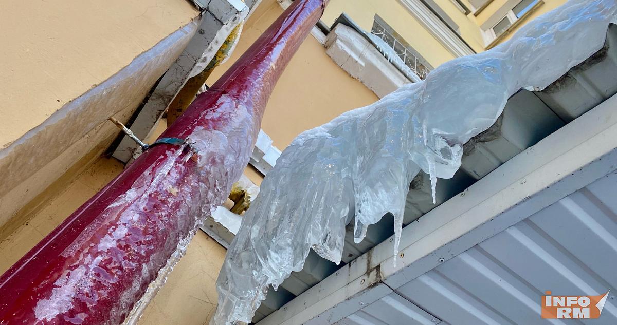 Коммунальщиков в Мордовии раскритиковали за сосульки и «плачущие» крыши 