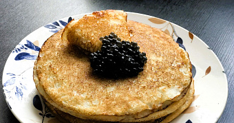 Названы самые вредные начинки для блинов 