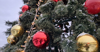 Как украсить подъезд на Новый год без штрафа 